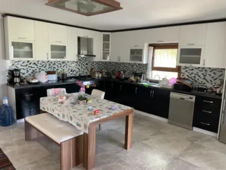 Akçapınar'da Deniz Manzaralı Satılık 6+1 Villa